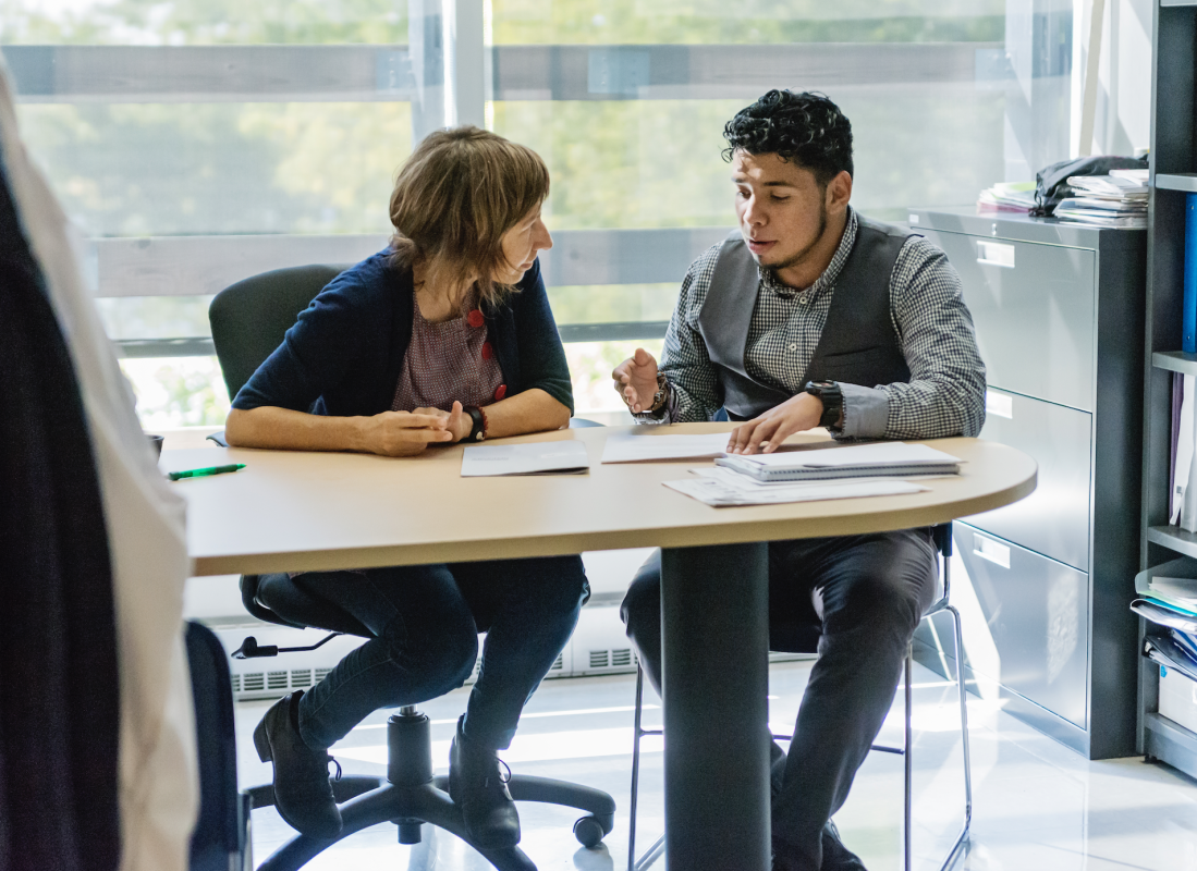 An advisor meeting one-on-one with a student